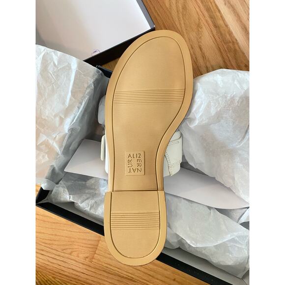 NWT/B Naturalizer Finola White Leather Sandals 8 us Buckle Detail/Summer Shoes - Picture 3 of 13